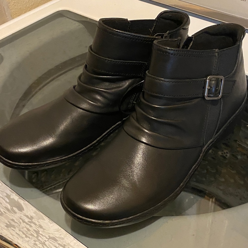 New women’s Clarks  Black Leather Buckle ankle boots 9.5 M
